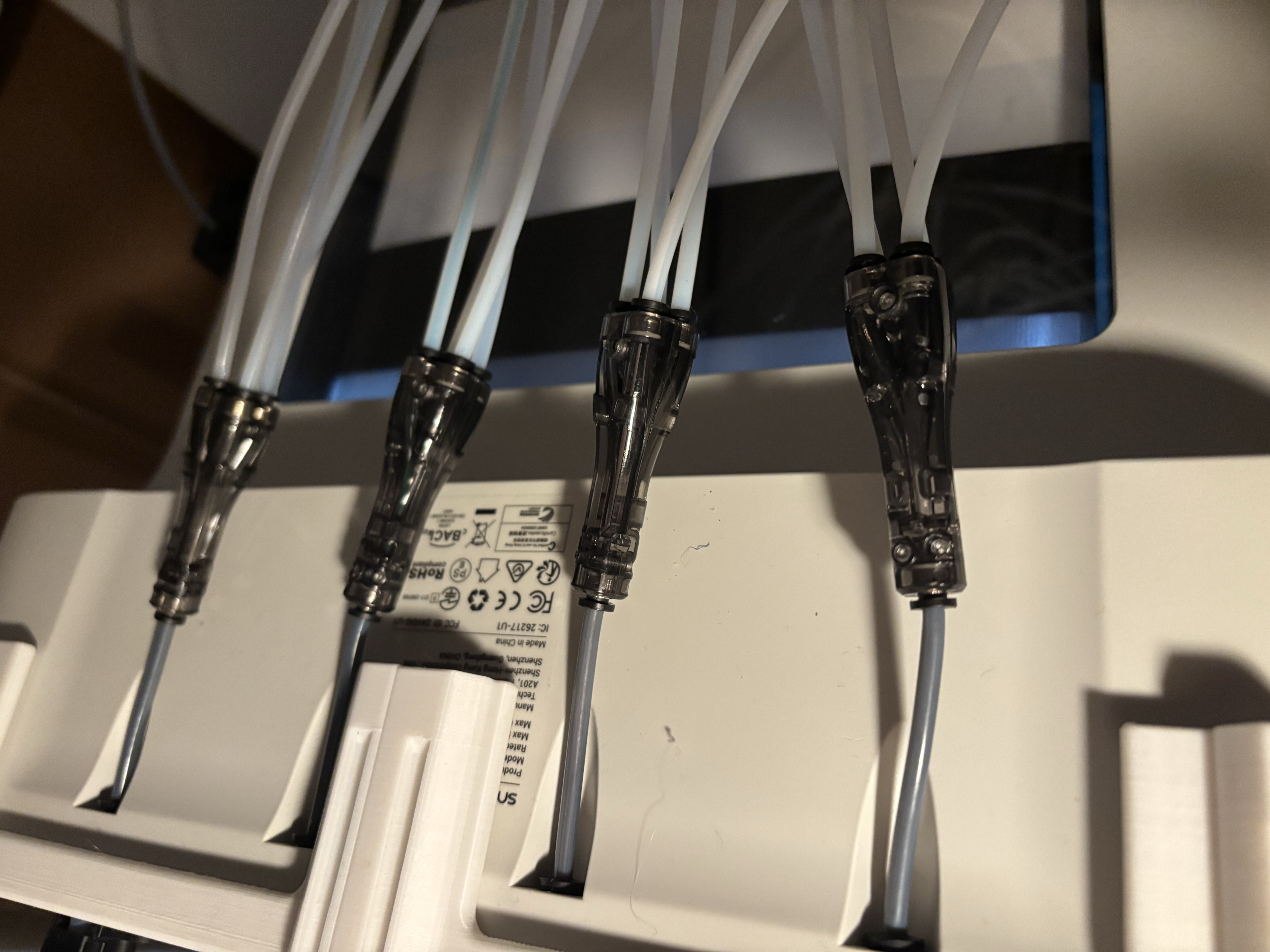 Filament splitter connected with a short Bowden tube